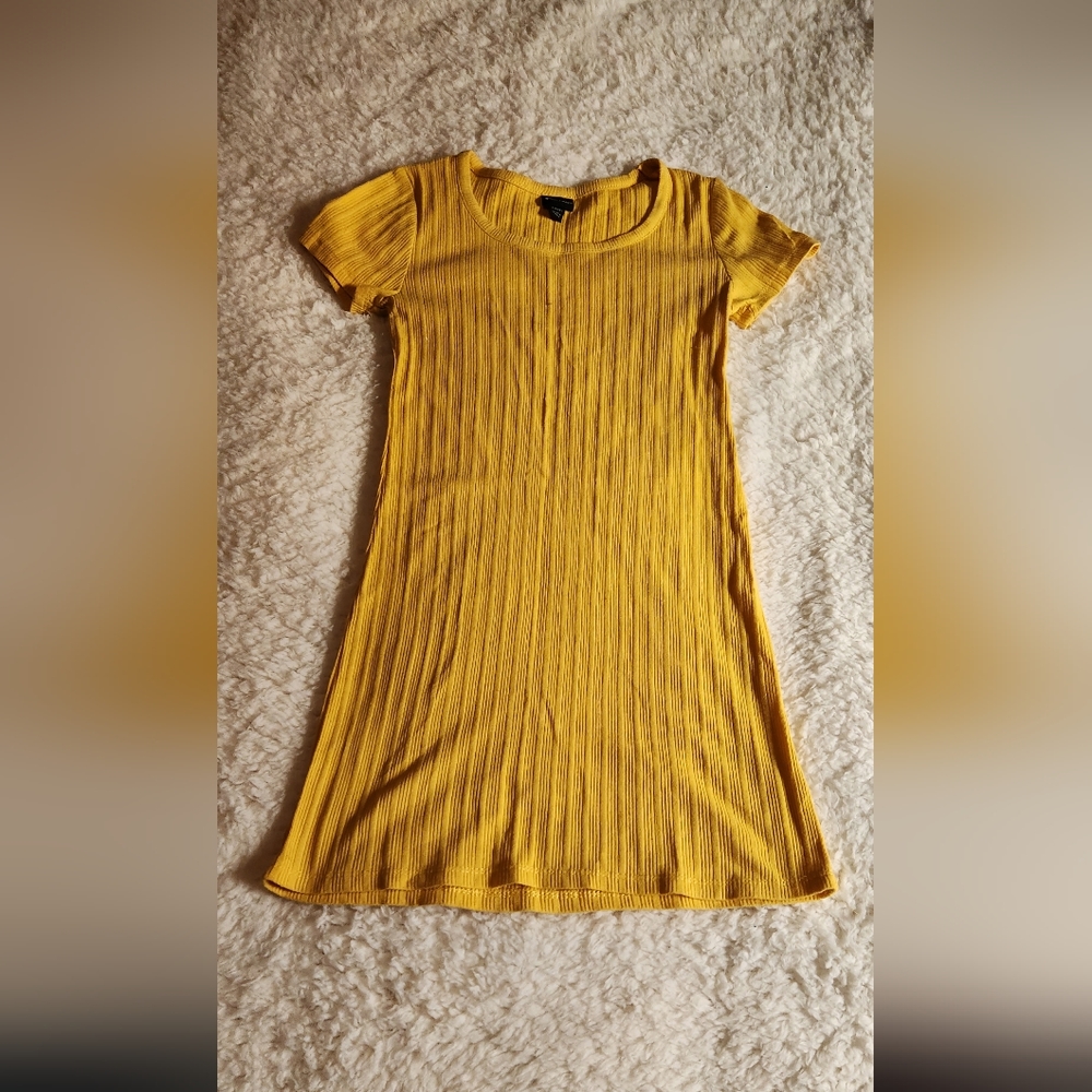 Girl's yellow/gold dress